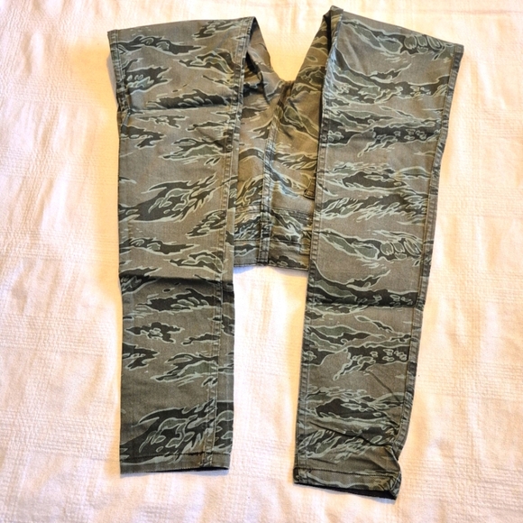 Hurley women's size 30 x 30 reversible camo & black pants with stretch VGUC - Picture 3 of 9
